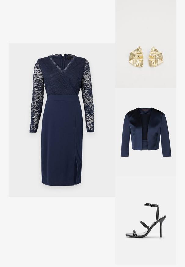 Navyblauwe cropped jas van glad satijn met driekwartmouwen en een open voorkant. Geen sluitingen of versieringen.; Marineblauwe midi-jurk met lange kanten mouwen, kanten overslag-top, V-halslijn, getailleerde taille en zijsplit.; Zwarte gepatineerde leren hoge hak sandalen met drie horizontale banden en een verstelbare enkelband. Slanke silhouette en glanzende afwerking.; Gouden metallic oorbellen met een golvend ontwerp; glad, weerspiegelend oppervlak; asymmetrische vorm; geen zichtbare patronen of hardware.
