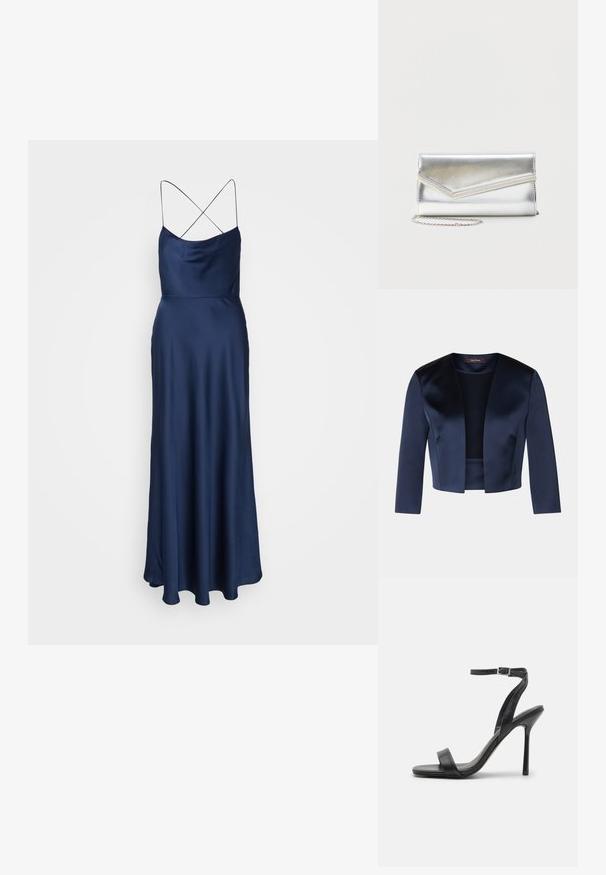 Navyblaue, gekürzte Jacke aus glattem Satin mit Dreiviertelärmeln und offenem Vorderteil. Keine Verschlüsse oder Verzierungen.; Jarlo ADIA - Ballkleid - navy; Schwarze High-Heels-Sandalen mit schlankem Knöchelriemen und zwei vorderen Riemen. Aus glattem Leder gefertigt, mit einer eleganten spitzen Zehenform und einem Stiletto-Absatz.; Glänzende silberne Clutch mit Umschlagklappe und dekorativem Besatz, kleiner silberner Kettenriemen, auf einfachem hellem Hintergrund.