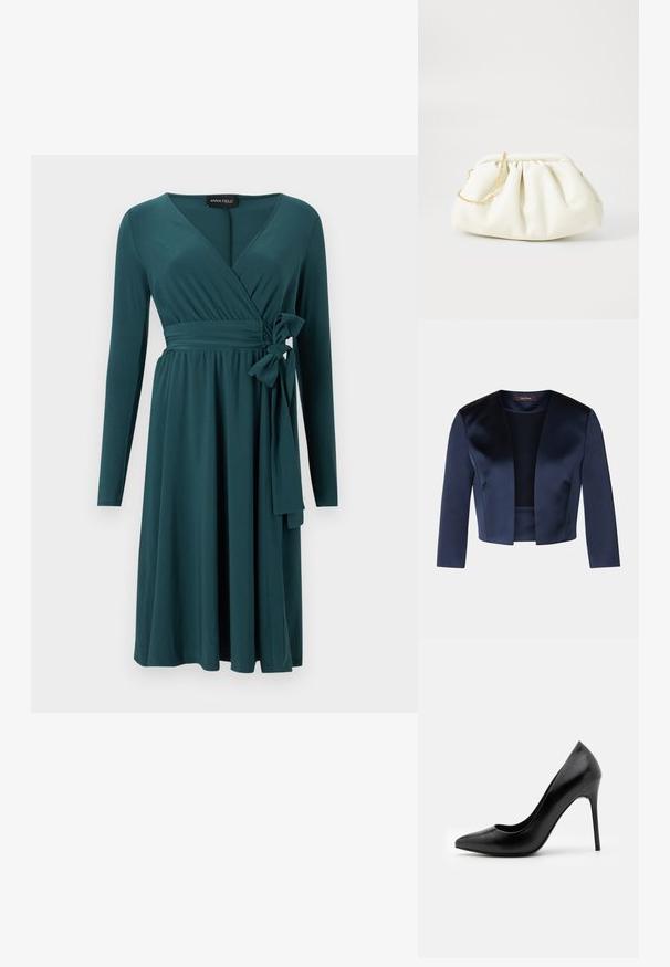 Navyblaue, gekürzte Jacke aus glattem Satin mit Dreiviertelärmeln und offenem Vorderteil. Keine Verschlüsse oder Verzierungen.; Tealfarbendes, knielanges Wickelkleid mit langen Ärmeln, V-Ausschnitt, geraffter Taille und seitlicher Schleifen-Detail.; Schwarze Leder-Pumps mit hohen Absätzen, spitz zulaufender Zehenpartie und glatter Textur. Verfügt über einen schmalen Stiletto-Absatz und ein tief ausgeschnittenes Obermaterial.; Weiße Lederhandtasche mit einem gerafften Design, ausgestattet mit einem goldenen Kettenriemen und einer runden Form. Glatte Textur mit sanften Falten und ohne Muster.