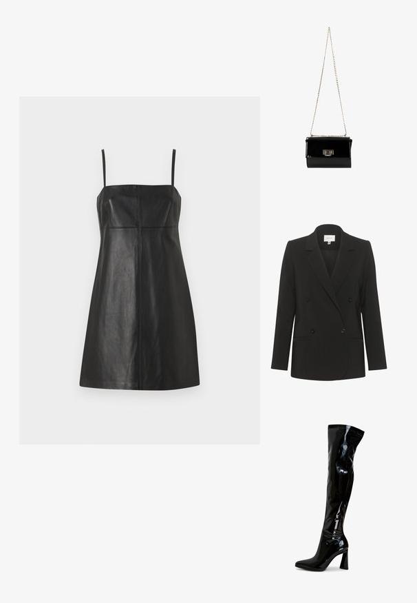 Sort dobbeltbrystet blazer med skræddersyet pasform, reverskrave, to forlommer og sorte knapper. Glat stof med et enkelt design.; Sort læderkjole med tynde stropper, tætsiddende overdel og A-linjeform. Har vertikale sømme for struktur og en glat tekstur.; Sorte laklæderstøvler, der går til låret, med spids snude, firkantet blokhæl og glat, blank tekstur. Ingen synligt hardware.; Sort patentlæder håndtaske med en guldkæde-strop, rektangulær form, med en frontklaplukning og et metallisk logo-accent.