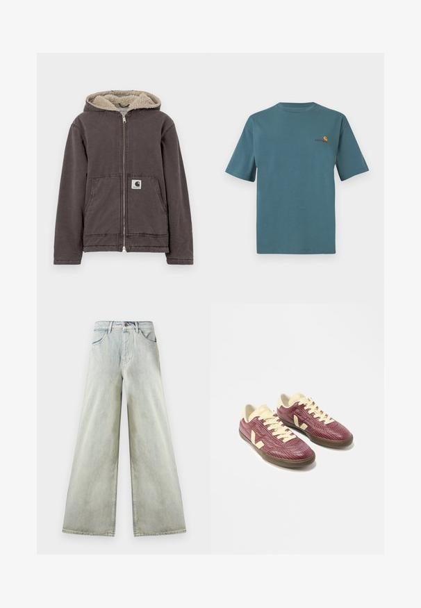 Grå lynlåstrøje med hætte, med beige kunstpelsfor, to forlommer og et lille logo på venstre lomme.; Tyrkis bomulds t-shirt med korte ærmer, der har en rund halsudskæring og et lille broderet logo i orange og burgund på brystet.; Højtaljede, lyse, vidde-bens denimjeans med forlommer, bæltestropper og en brun knaplukning ved taljen.; Par lavtskårede sneakers med teksturerede bordeaux overdeler, cremefarvede snørebånd, tunger og hældetaljer samt brune gummisåler på hvid baggrund.