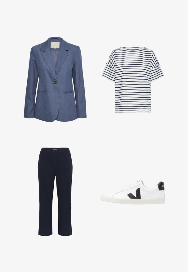 Blauwe denim blazer met gekartelde revers, een enkele knoopsluiting en twee zijzakken. Glad textuur en op maat gemaakte pasvorm.; Wit T-shirt met korte mouwen met marineblauwe horizontale strepen, voorzien van een ronde halslijn en een losse pasvorm voor comfort.; Navyblauwe, cropped broeken van zachte katoen met een elastische tailleband. Beschikt over twee zijzakken en een recht model.; Witte sneaker met een zwart V-logo, voorzien van een gladleren bovenwerk, ronde neus, vetersluiting en een contrasterende zwarte hieltab.