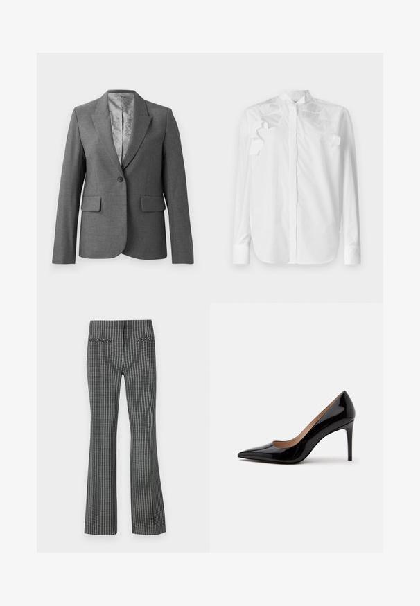 Grijze op maat gemaakte blazer met notch revers, enkele knoopsluiting, twee voorzakken en een gladde, gestreepte voering. Standaard pasvorm met lange mouwen.; Witte lange mouwen shirt van katoen met een Mandarin kraag. Kenmerkt zich door gelaagde volants op de schouders en een knoopsluiting aan de voorkant.; Zwart-witte geblokte broeken, met een uitlopende pijpdesign, voorzien van twee achterzakken en een gestructureerde stof met een zichtbaar ruitpatroon.; Zwarte lakleren pump met hoge hak, spits toelopende neus en naaldhak, zij-aanzicht op een effen witte achtergrond.