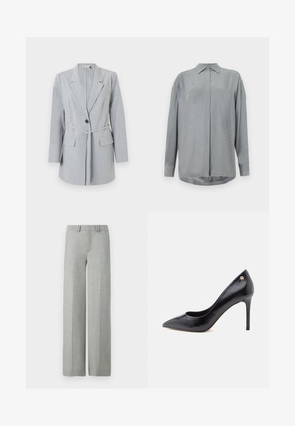 Lichtgrijze blazer van gestructureerde stof, met een enkele knoop, reverskraag en twee voorzakken. Inclusief een bijpassende riem.; Lichtgrijze, langärmige shirt van gladde stof met een knoopsluiting aan de voorkant en subtiele diagonale patronen. Klassieke kraag en ronde zoom.; Grijze broek met wijde pijpen van een lichtgewicht stof, met een platte voorkant, riemlussen en schone, getailleerde lijnen zonder zichtbare patronen.; Zwarte leren pump met hoge hak en spitse neus, voorzien van een uitsnijdingsontwerp en een klein gouden logo-accent op de hak.