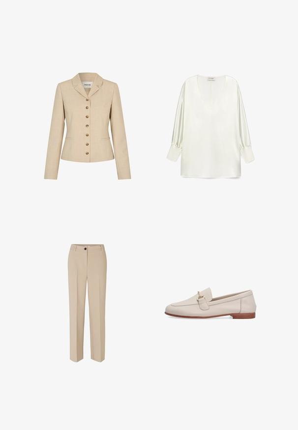 Blazer beige ajusté, avec un col à revers, six boutons dorés et deux poches latérales. Tissu texturé.; Blouse en satin blanc avec un décolleté en V profond, des manches bouffantes longues et un ourlet droit. Le tissu présente une texture lisse et brillante.; Modström GALE - Pantalon classique - powder sand; Mocassin en cuir beige avec un petit talon en bois et un détail de boucle en métal doré sur la partie supérieure.