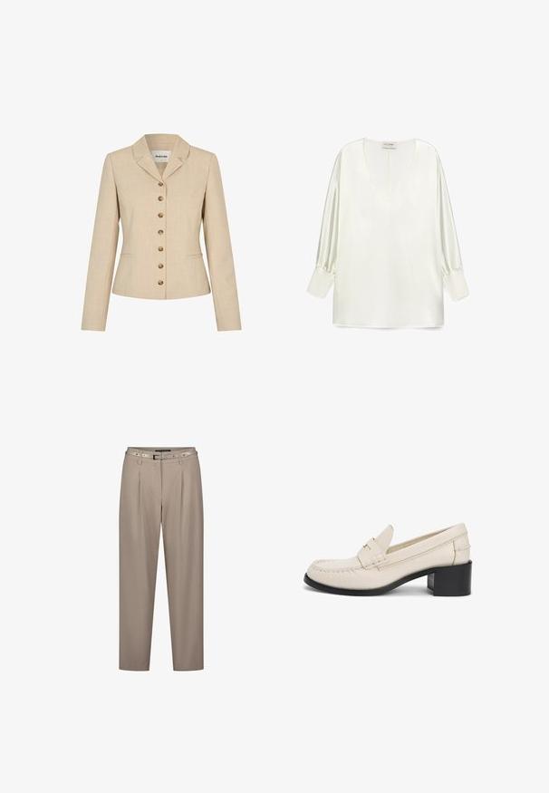 Beige blazer med skræddersyet pasform, med en slagkrave, seks knapper i guldfarvet metal og to sidelommer. Struktureret stof.; Hvid satinbluse med en dyb V-hals, lange pufærmer og en lige kant. Stoffet har en glat, blank overflade.; Beige skræddersyede bukser med flad front, to folder og et slankt bælte med metalliske detaljer, lavet af tekstureret stof.; Cremefarvet damesko i læder med lav blokhæl og mokkasinsting foran.