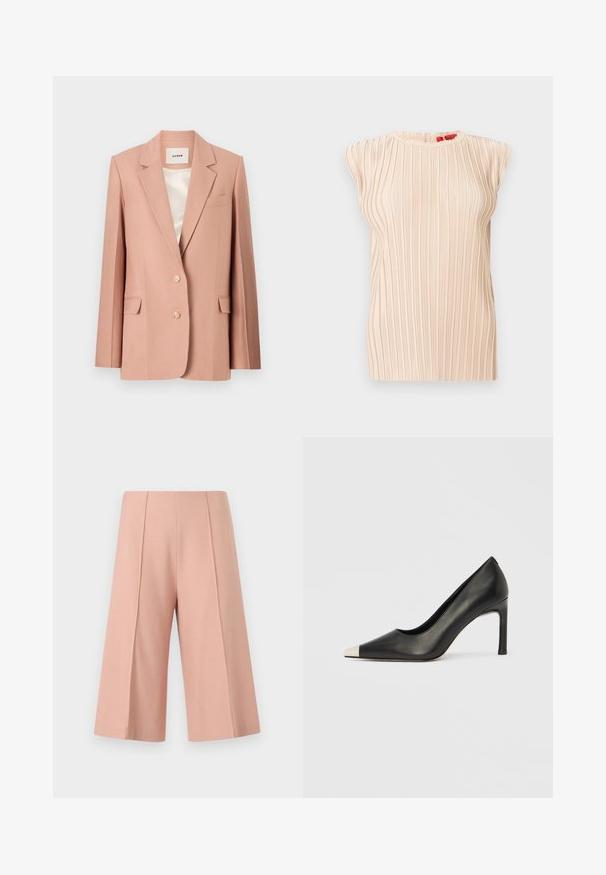 Roze blazer, op maat gemaakt ontwerp, enkelbreasted met twee knopen, klepzakken, notch revers, gladde voering in crème satijn.; Mouwloze beige geplooide blouse met ronde hals en subtiele verticale textuur, weergegeven op een witte achtergrond.; AERON PEN - Shorts - mottled pink; Zwarte leren hoge hak met een spits toelopende neus en een metalen zilverkleurige kap. Heeft een gladde afwerking en een slanke hak van 10 cm.