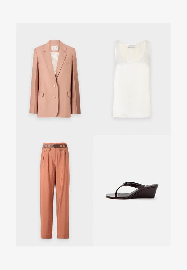 Roze blazer, op maat gemaakt ontwerp, enkelbreasted met twee knopen, klepzakken, notch revers, gladde voering in crème satijn.; Witte satijnen mouwloze tanktop met een ronde halslijn en een soepele textuur, met een subtiele glans en nette randen.; Katoenen mix broek in een zachte perzik kleur, met een hoge taille, plooiing, ri loops en een bijpassende bruine riem met metalen accenten.; Bruine lakleren sleehaksandaal met teenslipperbandje en open teen, zijaanzicht tegen een effen achtergrond.