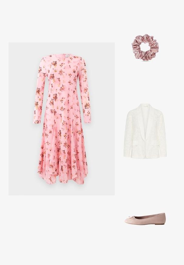Witte blazer met een textuurpatroon van bloemen, voorzien van een sjawlboord, twee voorzakken en ingewikkelde uitsnijdingen.; Langschildige roze jurk met bloemenprint, met een ronde halslijn en een uitlopende zoom. Lichtgewicht stof met een zachte textuur.; Lichtroze platte ballerinaschoen met een klein strikje op de afgeronde neus en een lage hak, zijaanzicht.; Roze satijnen scrunchie met kleine decoratieve kralen en een klein stoffen label op een witte achtergrond.