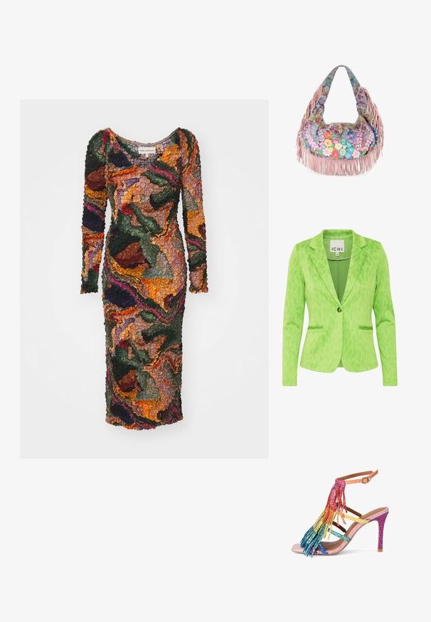 Groene blazer met een gestructureerd luipaardprintpatroon, voorzien van een opstaande kraag, twee voorzakken en een enkele knoopsluiting.; Kleurvolle, lange jurk met een textuurrijk bloempatroon, in tinten groen, oranje, bordeaux en bruin. Strak aansluitende silhouet.; Sandaal met hoge hak, roze basis, meerkleurige strassriempjes en regenboogfranje die hangt aan het enkelriempje met gesp.; Boho-stijl stoffen handtas met kleurrijk geborduurde bloemen, roze leren franjes langs de randen en een juwelen gesp in het midden.