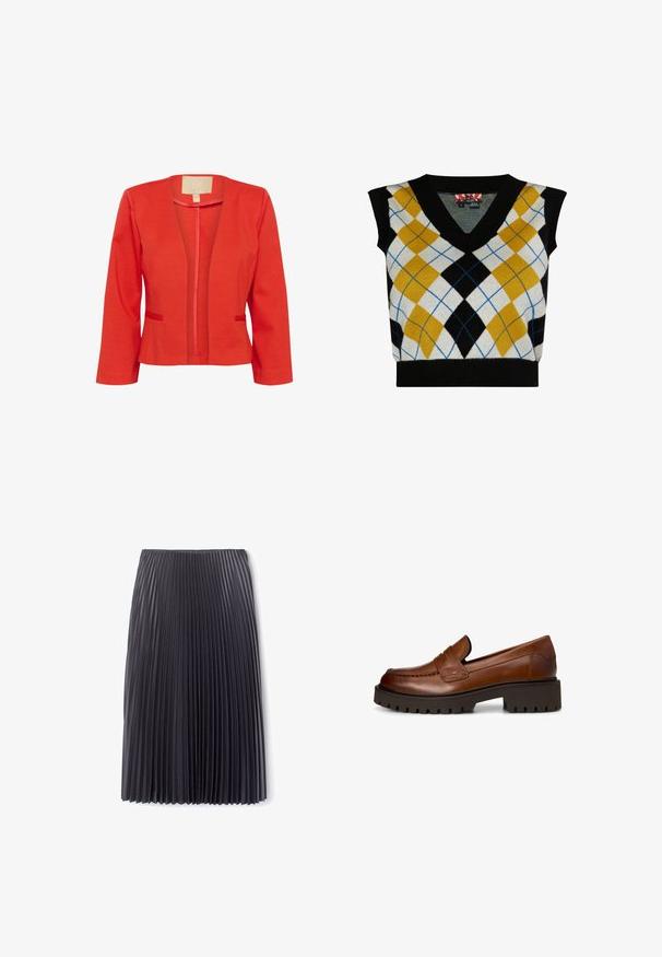 Červený ľahký blazer s priliehavým strihom, otvoreným predným dielom, dlhými rukávmi a dvoma malými prednými vreckami. Hladká textura a štandardný golier.; Bezrukávový sveter s V-výstrihom so vzorom kosoštvorcov v odtieňoch žltej, čiernej, bielej a modrej. Vyrobený z mäkkej pleteniny.; Čierna plisovaná midi sukňa vyrobená z ľahkej tkaniny, s vertikálnymi plisami, ktoré sa tiahnu až k okraju, a elastickým pásom pre pohodlie.; Hnedý kožený loafer s hrubou čiernou dezénovou podrážkou a nízkym blokovým podpätkom, zobrazený z boku na bielom pozadí.
