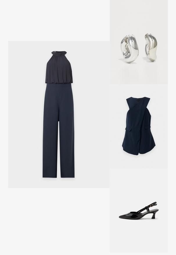 Ärmelloses dunkelblaues Kleid mit einem Wickel-Frontdesign und zwei Klappentaschen, gegenüber einem weißen Hintergrund präsentiert.; Marineblauer Jumpsuit mit ärmellosem Neckholder und weitem Bein, mit gerafftem, locker sitzendem Oberteil und tailliertem Bund.; Schwarzer Slingback-Pumps aus Lackleder mit spitzer Spitze und verstellbarem goldfarbenem Riemen auf weißem Hintergrund.; Silberne skulpturale Ohrringe mit glatten, geschwungenen Formen und reflektierenden Oberflächen. Sie verfügen über ein geschlossenes Ringdesign und eine ausgeprägte organische Form.