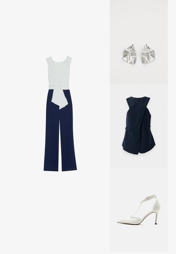 Ärmelloses dunkelblaues Kleid mit einem Wickel-Frontdesign und zwei Klappentaschen, gegenüber einem weißen Hintergrund präsentiert.; Marineblauer Jumpsuit mit einem enganliegenden weißen Oberteil, weiten Hosen und einem Taillengürtel. Glatter Stoff mit einer klaren Silhouette und minimalistischem Design.; Weißer spitzer High Heel mit dünnem Knöchelriemen und Schnalle, glatter Oberfläche und schlankem Stiletto-Absatz auf einfarbigem Hintergrund.; Silberne Metallohrringe mit einem wellenförmigen, skulpturalen Design, das eine polierte Oberfläche und unregelmäßige Formen aufweist, die eine zeitgenössische Ästhetik betonen.