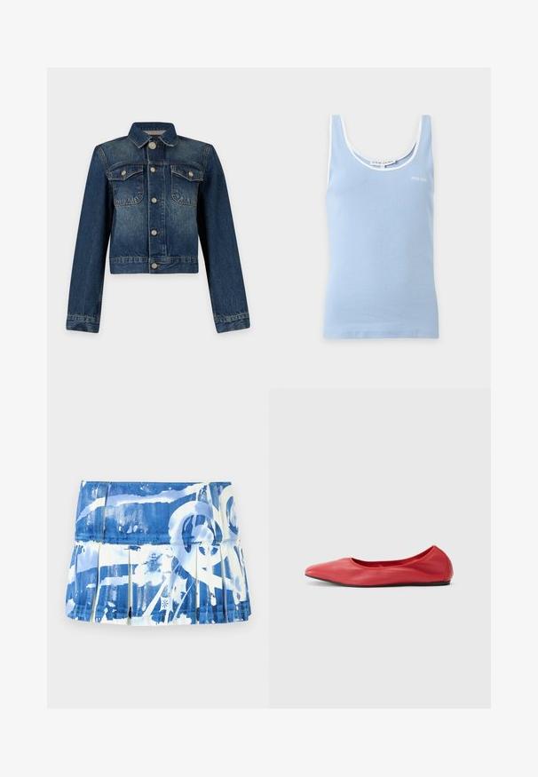 Veste en denim bleu foncé avec manches longues, boutons en métal, deux poches poitrine à rabat et col classique, présentée sur un fond uni.; Débardeur côtelé bleu clair avec bordure blanche autour du col et des manches, avec un petit logo "Stine Goya" sur la poitrine.; Jupe plissée bleue et blanche avec un motif éclaboussé de peinture, confectionnée dans un tissu léger à texture lisse et dotée d'une ceinture ajustée.; Filippa K REY FLATS - Ballerines - bright red