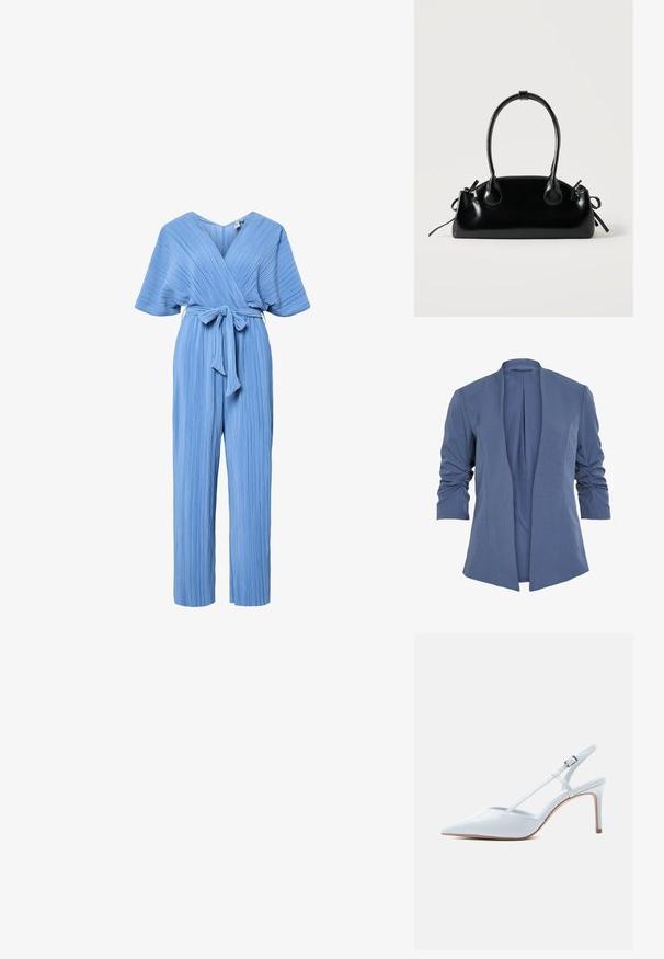 Blazer azul, ligero, con frente abierto, que presenta mangas fruncidas, un sutil brillo y una textura suave. Corte ajustado con una forma moderna.; Mono azul claro con pliegues, mangas cortas y anchas, escote en V con parte delantera envolvente y cinturón de lazo en un fondo blanco plano.; Zapato de tacón esbelto de altura media en piel sintética blanca con punta puntiaguda y talón descubierto con tira delgada sobre un fondo neutro.; Pequeño bolso negro brillante con dos asas largas y detalles de cordón lateral sobre un fondo claro liso.