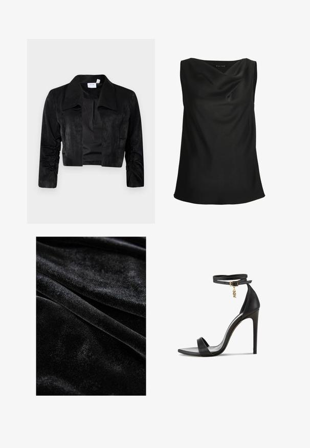 Zwarte cropped jas gemaakt van zachte stof, met een grote kraag, lange mouwen met geplooide accenten en een knooploze sluiting aan de voorkant.; Mouwloze zwarte satijnen blouse met gedrapeerde kaphals en een gladde, vloeiende textuur.; Zwart fluwelen stof met een zachte, gladde textuur, kenmerkend door een lichte glans en subtiele lichtreflecties over het oppervlak.; Zwarte hoge hakken sandaal met een slanke leren afwerking, open teen, enkelbandje met een gouden gesp en een decoratieve hanger.