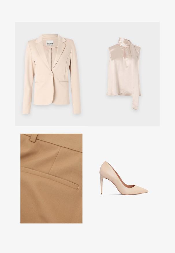 Beige blazer med enkelt knap, notched revers, lange ærmer og to forlommer, hængende mod en ensfarvet baggrund.; Satin ærmeløs top i lys pink med en nøglehul-halsudskæring og en fastgjort draperet tørklæde-detail på skulderen. Glat tekstur, minimalistisk design.; Nærbillede af beige stof med en vandret paspoleret lomme og syede sømdetaljer på skræddersyet tøj.; Beige læder højhælede pumps med spids tå og en glat tekstur. Har en slank stilettohæl og et lavt skårede design.
