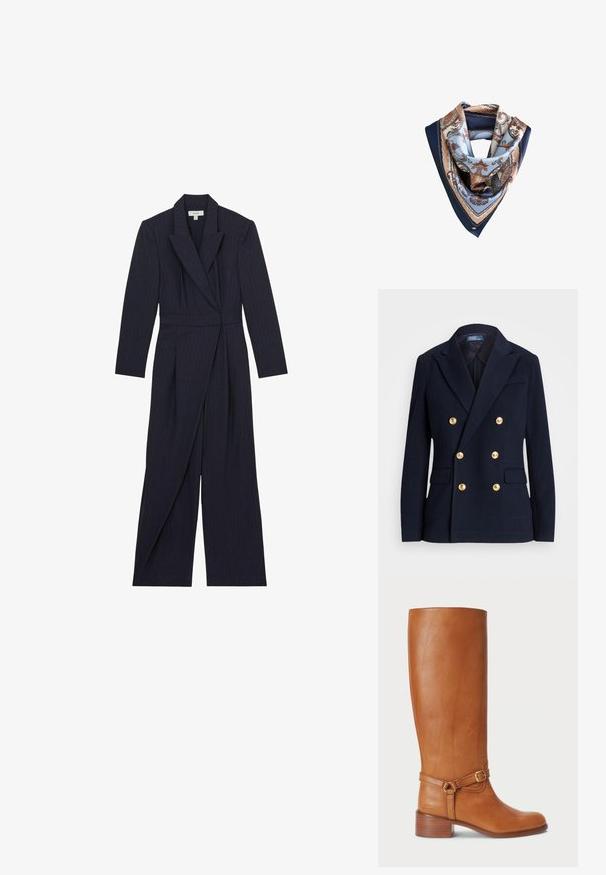 Marineblå dobbeltradet blazer med seks gyldne knapper, hakrevers, klaplommer og en Polo by Ralph Lauren label inde i kraven.; Marineblå stribede jumpsuit med lange ærmer, sjalskrave og tætsiddende talje. Plisseret design med brede bukser, lavet af glat stof.; Høje brune læderstøvler med en glat overflade, udstyret med en sidelukning og en stablet hæl. Overdelen har et rent, udekoreret design.; Silkefirkantet tørklæde med indviklede paisley- og blomsterdekorationer i navyblå, beige og lys blå, foldet i en trekantet form.