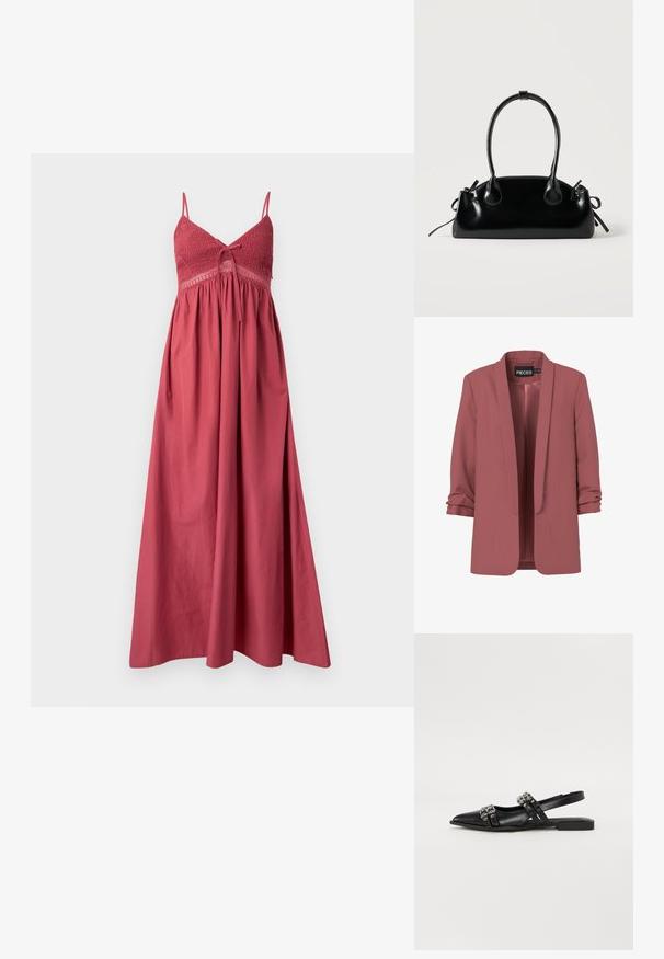 Støvet lyserød kvindeblazer med sjalskrave, rynkede trekvartærmer og åbent frontdesign, mærket "PIECES" inde i halsudskæringen.; En lang, ærmeløs kjole i en rustrød nuance med en smocked liv, tynde stropper og en flagrende nederdel, lavet af letvægtsstof.; Even&Odd by Zalando Slingback-ballerinasko - black; Lille sort blank håndtaske med to lange håndtag og snøre-detaljer i siden på en ensfarvet lys baggrund.