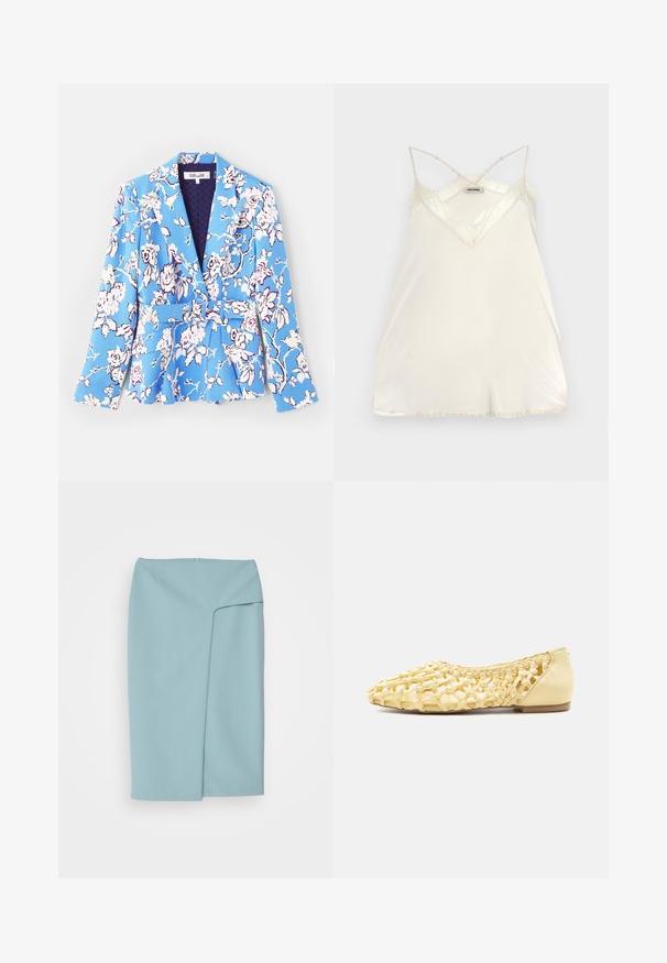 Blazer med blomsterdesign i blå, med bælte i taljen, klapkrave, lange ærmer og foret inderside med quiltet struktur.; Lys cremet camisole med justerbare spaghetti-stropper, V-hals design og blonde detaljer ved halsudskæringen og kanten for ekstra finesse.; En tætsiddende knælang nederdel i lyseblå, lavet af glat stof. Har en sidelæg og en skjult lynlås i ryggen.; Lys gul vævet læderfladskor med lukket hæl og åbent gitterdesign, egnet til afslappet brug.