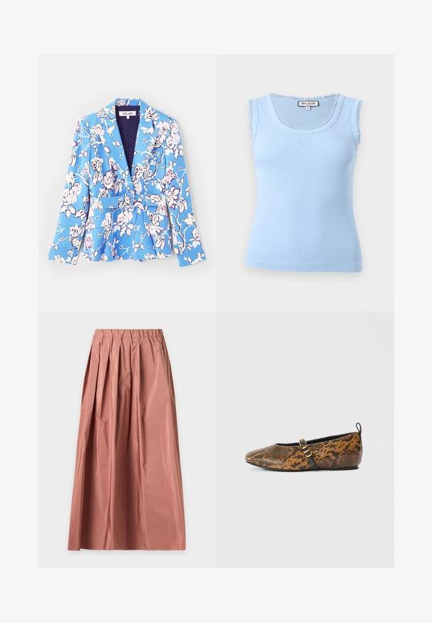 Blazer med blomsterdesign i blå, med bælte i taljen, klapkrave, lange ærmer og foret inderside med quiltet struktur.; Lyseblå ribbet ærmeløs top med blondekant på ærmegab og halsudskæring, lille broderet "PJ"-logo centreret under halsudskæringen.; Lang støvet lyserød nederdel med folder, elastisk taljebånd og let stof, vist fladt på en lys baggrund.; Balletsko i faux slangeskindsmønster med brune og sorte nuancer. Har en sort rem og guldfarvet hardware-detalje. Glat tekstur.