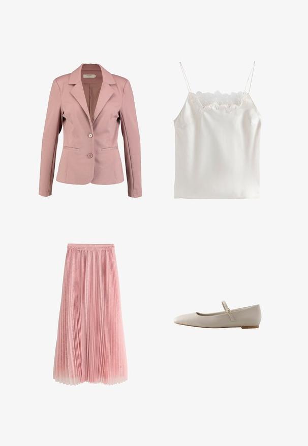 Lichtroze blazer met een gepantaloneerde kraag, enkelzijdige sluiting, twee knopen en twee voorzakken. Gladde stof met een lichte glans.; Witte satijnen top met dunne bandjes en bloemenkant langs de vierkante halslijn.; Roze geplooide midi-rok met een kanten onderlaag en een geplooide tailleband, getoond op een witte achtergrond.; Plat schoentje in crèmekleur met een spitse neus en een dun verstelbaar bandje met gouden gesp over de wreef, zijaanzicht.