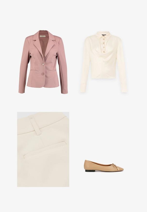 Helle rosa Blazer mit Reverskragen, einreihigem Design, zwei Knöpfen und zwei Fronttaschen. Glattes Material mit leichtem Glanz.; Langärmlige, hellcremefarbene Bluse mit einem Kragen und einer vorderen Leiste mit sechs runden, goldfarbenen Knöpfen sowie einem drapierten Stoffdesign.; Nahaufnahme von beigen Stoffhosen, die die Gesäßtasche und die Gürtelschlaufe mit sichtbaren Nahtdetails zeigen.; Beiger flacher Schuh mit spitz zulaufender Spitze, einer kleinen Schleife und einem goldenen Tag-Detail auf einem niedrigen schwarzen Absatz.