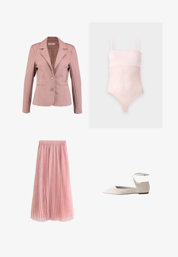 Blazer rosa claro con cuello en pico, diseño de un solo botón, dos botones y dos bolsillos frontales. Tela suave con un ligero brillo.; Body de encaje rosa claro con tirantes finos y una parte superior lisa sobre un fondo liso y claro.; Falda midi plisada rosa con una capa inferior de encaje y cinturilla fruncida, mostrada sobre un fondo blanco.; Zapato plano de mujer con punta afilada de piel color blanco roto con correa en el tobillo y hebilla pequeña, mostrado de perfil.