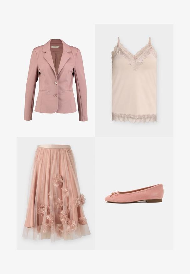 Helle rosa Blazer mit Reverskragen, einreihigem Design, zwei Knöpfen und zwei Fronttaschen. Glattes Material mit leichtem Glanz.; Beige Seiden-Camisole mit Spitzenbesatz entlang des V-Ausschnitts, der Träger und des Saums vor schlichtem hellgrauem Hintergrund.; Tüllrock in sanftem Rosa mit einem Satinbund. Verfügt über mehrlagigen, transparenten Stoff und dreidimensionale Blumenapplikationen über die gesamte Fläche.; Weiche rosa Wildleder-Ballerinas mit kleiner Schleife und goldenem Akzent an der abgerundeten Spitze, niedrigem Absatz und glatter Sohle.