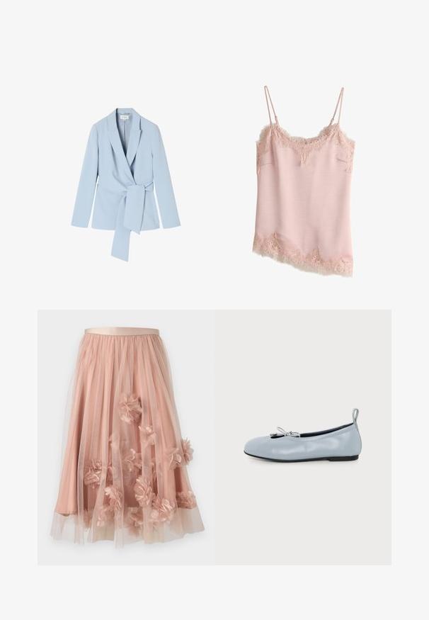 Lyseblå blazer lavet af glat stof, med sjalskrave, lange ærmer og en knyttet talje detalje for et tætsiddende look.; Lyserød satin cami med blomstret blonder på udskæring, kant og sider, med tynde justerbare skulderstropper.; Tylskørt i blød lyserød med satinbånd i taljen. Har lag af gennemsigtigt stof og tredimensionelle blomsterapplikationer over det hele.; Lyseblå læder balletflat med lille sløjfe på toppen, rundet tå, sort sål og træksnøre ved hælen.