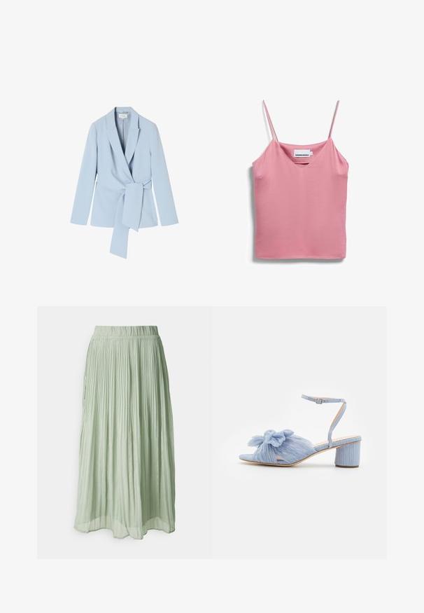 Lichtblauwe blazer van gladde stof, met een schalkraag, lange mouwen en een strikdetail in de taille voor een getailleerde uitstraling.; Roze mouwloze satijnen camisole met smalle spaghetti bandjes en een V-hals, label zichtbaar aan de binnenkant van de hals.; Geplooide midi rok van lichtgroene stof met een zachte textuur. Elastische tailleband, vloeiende uitstraling en subtiele glans overal.; Loeffler Randall DAHLIA BOW LOW HEEL - Sandalen - blue