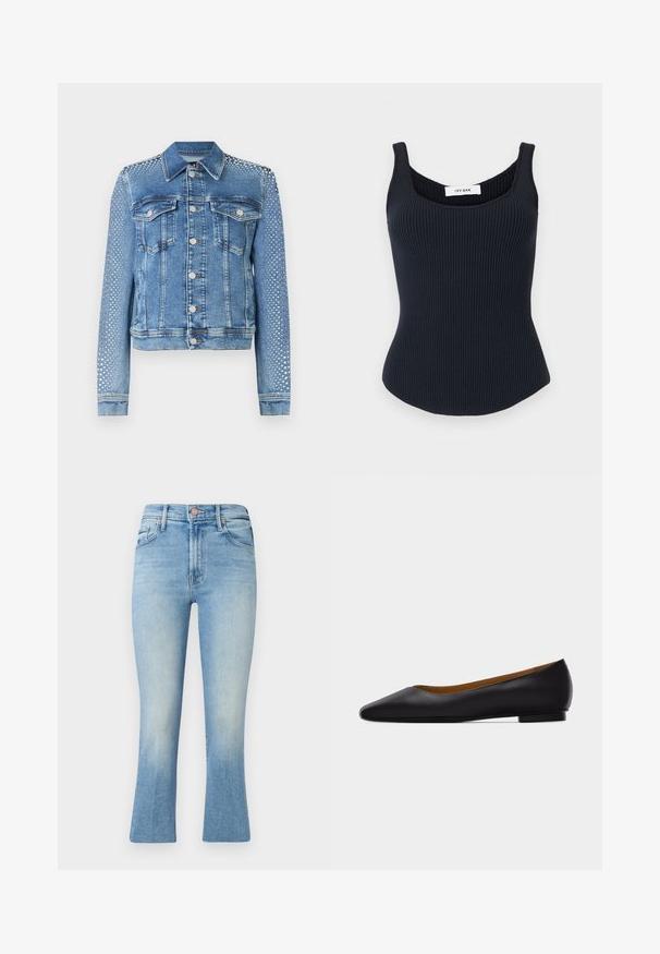Lichte blauwe denimjacket met klassieke kraag, borstzakken en lange mouwen. Mouwen hebben metalen studs voor een textuurvolle uitstraling.; Zwarte geribde gebreide tanktop met brede bandjes en een ronde halslijn, met het label "Ivy Oak" aan de binnenkant van de achterkraag.; Lichtblauwe jeans met een hoge taille, uitlopende pijpen en subtiele vervaging. Bevat klassieke zakken en een metalen knoopsluiting.; Zwarte leren puntschoen met lage hak en gladde afwerking, zijaanzicht op een lichtgrijze achtergrond.