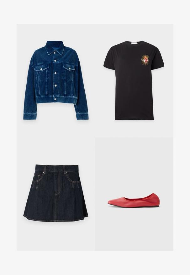 Blå fløjl cropped jakke med krave, to brystlommer og sølvfarvede trykknapper. Teksturerede lodrette striber er fremtrædende.; Sort t-shirt med korte ærmer med et lille rødt og gyldent hjerte på venstre bryst, der udsender gyldne stråler.; Denimnederdel i mørkeblå, med en flagrende design, bæltestropper, forvægspockets og kontraststing langs sømmene.; Filippa K REY FLATS - Ballerinasko - bright red