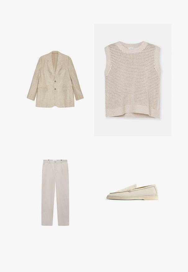 Blazer beige à carreaux avec deux boutons, revers crantés et poches à rabat, présenté à plat sur fond blanc.; Débardeur en tricot sans manches de couleur beige clair avec un motif en maille ouverte, col rond et ourlet côtelé. Texture douce ; design décontracté adapté aux superpositions.; Pantalons beige clair en tissu doux, présentant une coupe droite, deux poches latérales et une fermeture par bouton à l'avant. Texture légère et lisse.; Scarosso LUDOVICO - Chaussons - sand suede