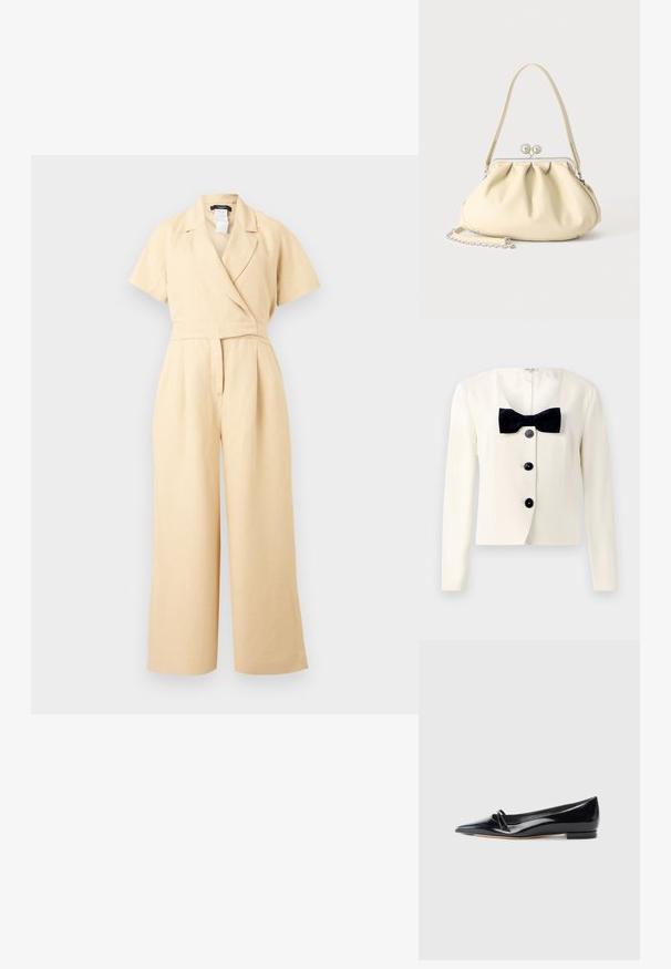 Cremfarbener Blazer mit tiefem V-Ausschnitt, versehen mit einer strukturierten schwarzen Fliege und vier schwarzen Knöpfen auf der Vorderseite. Mit langen Ärmeln und taillierter Passform.; Beiger Jumpsuit mit kurzen Ärmeln, weitem Bein, Wickel-V-Ausschnitt und taillierter Passform, gefertigt aus leichtem Stoff.; Schwarze Lackleder-Ballerina mit spitzem Zehenbereich, kleinem dekorativen Riemen und niedrigem Blockabsatz. Glatte Textur und elegantes Design.; Cremafarbene weiche Lederhandtasche mit gerafftem Design, silbernem Rahmenschloss, kurzem Griff und abnehmbarem Kettenriemen.