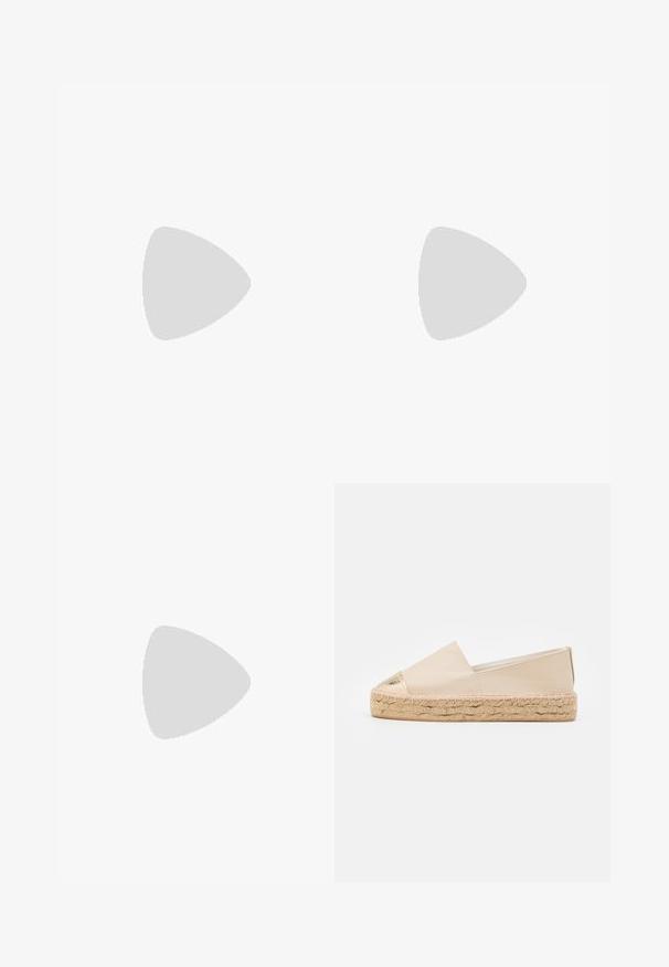 Mono corto rojo de manga corta con escote redondeado, cintura ceñida y tela fluida. Presenta un ajuste relajado y diseño de pantalones cortos.; Espadrille beige con una puntera metálica dorada y suela de yute trenzada. Parte superior de cuero suave con una silueta plana y diseño sin cordones.; Bolso rectangular tejido color cuero claro con dos asas largas y lisas y un patrón de celosía abierta en todo el cuerpo del bolso.; Uncommon Matters FLIPPED - Anillo - gold-coloured/bicolor