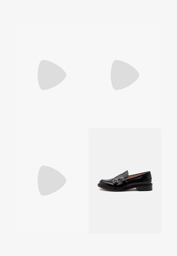 Sort ærmeløs jumpsuit med en indviklet design, bælte i taljen, lige ben og V-udskæring. Har en nøglehul-rygåbning og sidelommer.; Sort skinnende læderloafer med dobbelte sølvspænder og lav hæl, vist fra siden på hvid baggrund.; Tre sølv åbne hoop øreringe med glatte, afrundede designs på en ensfarvet lys baggrund, arrangeret i et trekantet mønster.; Sort læderpung med lynlåslukning, der har en guldbelagt logo og en sort kvastdetalje. Glat tekstur og rektangulær form.