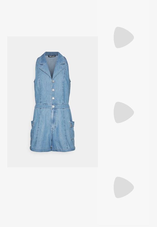 DKNY ROMPER - Overal - blue denim; Biele wedge sandále s textúrovanou rope platformou, s tenkým pásikom okolo členka a hladkým, uzavretým dizajnom špičky.; Čierna textúrovaná kožená kabelka na rameno s oblúkovým horným zipsom a jedným nastaviteľným remienkom na jednoduchom pozadí.; Strieborné kruhové náušnice s minimalistickým dizajnom. Cirkulárny tvar, hladký povrch a tenký profil. Ľahké s lesklým povrchom.