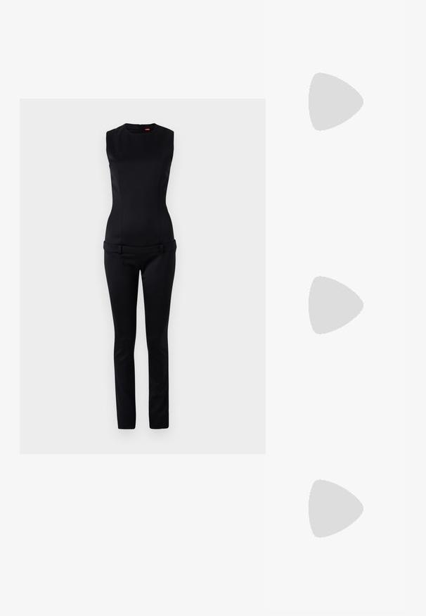 Sort ærmeløs jumpsuit med tætsiddende krop og bred talje, med skræddersyede bukser og lynlåslukning i ryggen. Glat tekstur.; Lys pink cardigan, cropped design, lange ærmer, v-hals, enkelt knaplukning, blød tekstur, subtil strikket mønster og rå kantdetaljer.; Sort læder højhælet sko med spids tå, ankelrem og kegleformet hæl på hvid baggrund.; Sort skuldertaske i laklæder med sølv spænde og sølv kæderem, vist mod en ensartet lys baggrund.