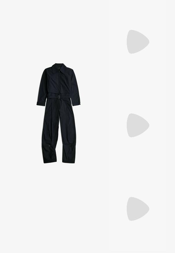 Zwarte jumpsuit met lange mouwen en kraag, ritssluiting aan de voorkant, verstelbare riem in de taille en ritsen nabij de onderkant van brede pijpen op een witte achtergrond.; Zwarte volledig ritssluiting jas met capuchon, lange mouwen, duimgaten en subtiele naden aan de voorkant en mouwen.; Zwarte waterdichte wandelschoen met gaaspanelen, textuurzool, ronde neus en reflecterende veters. Voorzien van een logo en een trekband op de hiel.; Compact zwart crossbodytasje met verstelbare band, voorvak met ritssluiting en Hedgren-logo op een gladde stofoppervlakte.