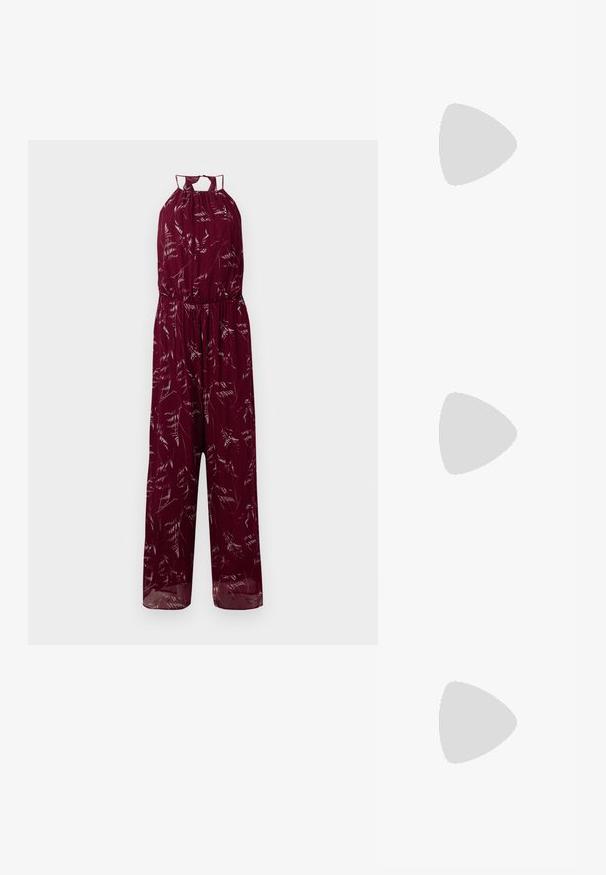 Bordeaux jumpsuit med halterneck, elastisk talje og delikate hvide bladmønstre. Letvægtsstof med brede ben.; VILA VILUND SHIRT - Cardigan - sangria sunset; Sort laklæder slingback-sko med spids tå, lille blokhæl og justerbar rem med udskæringsdetaljer og logoaccenter.; Sort skuldertaske i læder med en buet klap, der er fastgjort med en rund metal spænde, og en slank, justerbar rem.