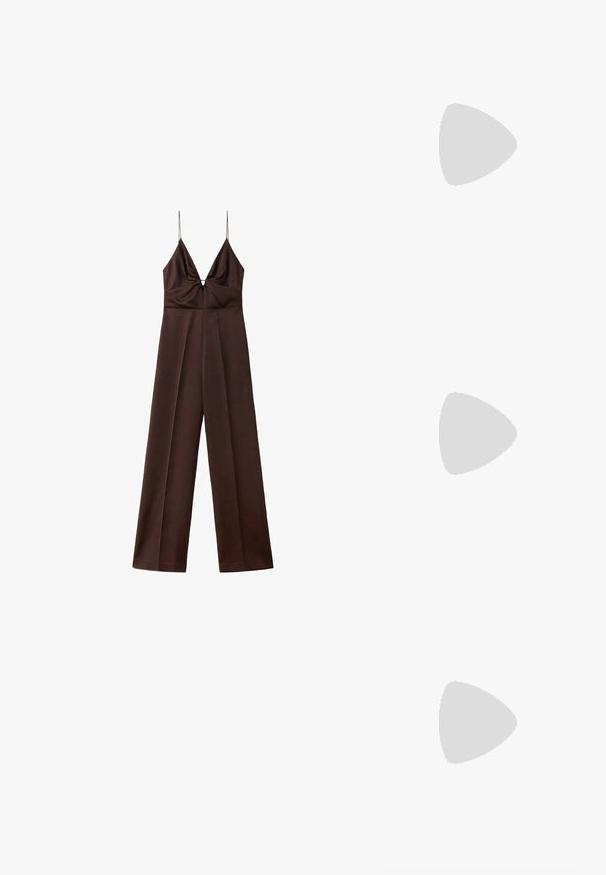 Mørkebrunt jumpsuit med vide ben, tynde spaghetti-stropper og en dyb V-halsudskæring med rynkede detaljer ved brystet.; Brun strikket vest med V-hals, der har en knappet front og en ribbet tekstur. Uden ærmer, minimalistisk design.; Brun læder thong sandal med lav kittenhæl og firkantet tå, vist i sideprofil på hvid baggrund.; Blød sort læder clutch taske med en rundet ramme og en lille lukning i toppen midt på.