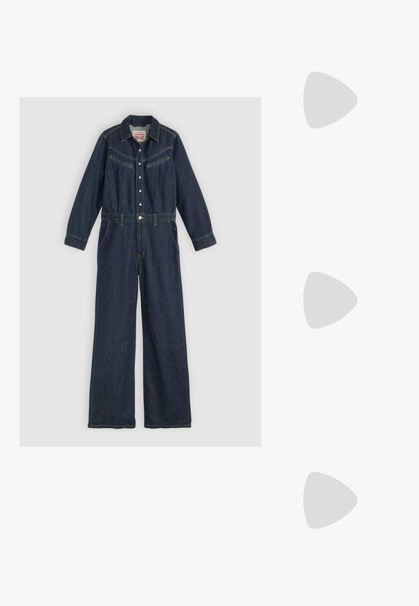 Denim overall i mørkeblåt, med lange ærmer, knaplukning foran, to brystlommer og vide ben med bælte i taljen. Syede detaljer i gult.; Grøn strikket cardigan med et struktureret mønster, rund halsudskæring og fem brune knapper foran. Korte ærmer, ribbede manchetter.; Bourgognefarvet sneaker med tekstureret læder, tre hvide striber og gyldne detaljer. Gummisål, klassisk Samba-design og åndbare mesh-detaljer.; Sorte solbriller med grønne linser, rund form, guld accenter og tykke matte sorte stel. Har buede arme og subtil branding.