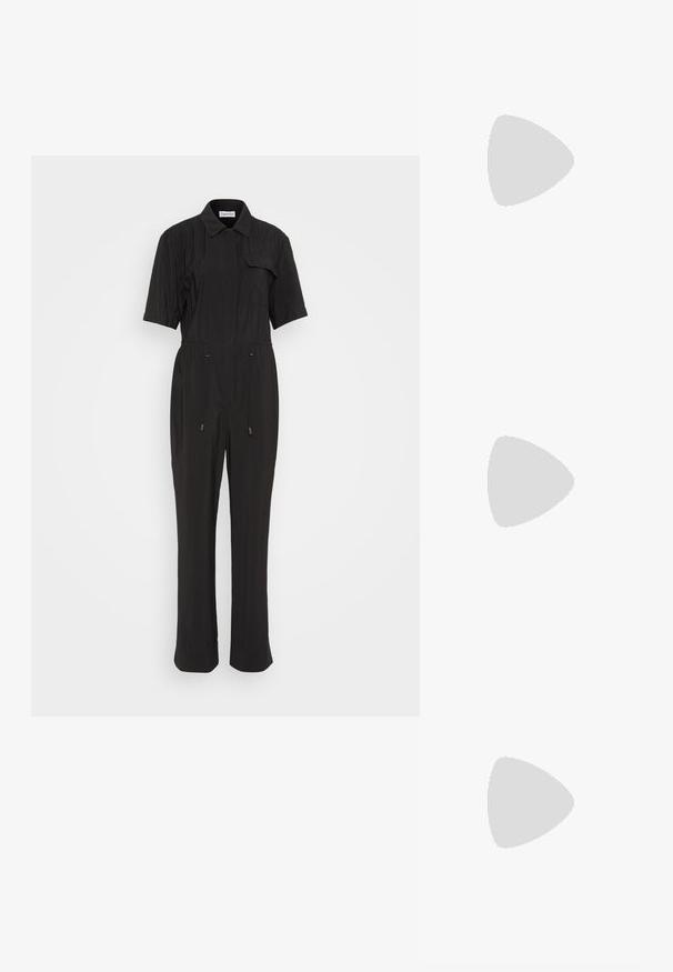 Schwarzer Jumpsuit aus leichtem Stoff, mit kurzen Ärmeln, einem Kragen, einem Reißverschluss vorne und einem elastischen Bund mit Anpassungsdetails.; Schwarze Lederflats mit spitzem Zeh, Knöchelriemen und Schnallen-Detail. Verfügt über einen kleinen, niedrigen Absatz und ein offenes Seitendesign.; Schwarze rechteckige Sonnenbrille mit dunkel getönten Gläsern, dickem Kunstrahmen und breiten Bügeln. Glatte Oberfläche und kantiges Design.; Schwarze Lederhandtasche mit dreieckiger Form, schrägem Klappdeckel und rundem Oberhandgriff. Verfügt über eine glatte Textur und minimalistische Designdetails.