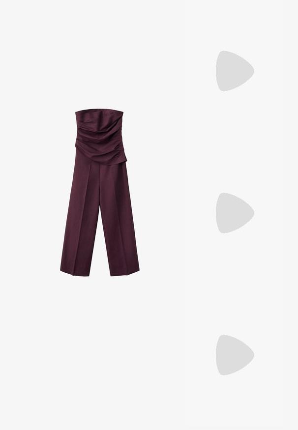 Stropfri blommefarvet jumpsuit med en rynket, foldet overdel og vidde bukser, vist mod en hvid baggrund.; Brun og creme-stribet cardigan, kort design, med rund halsudskæring og seks frontknapper, samt ribbede manchetter og kant.; Bordeauxfarvet lædersneaker med tre mørke striber, guldbogstaver, tekstureret sål og en glat finish. Hævet op mod en betonbaggrund.; Brun ruskind skuldertaske med et bredt, fladt håndtag. Blød, ustruktureret design med en central søm. Ingen synlig hardware eller udsmykninger.