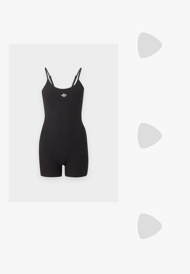 Čierny rebrovaný overal bez rukávov s nastaviteľnými tenkými ramienkami a malým bielym logom Adidas v strede na hrudi.; Čierne chlpaté šľapky s plyšovou textúrou, otvorenou špičkou a plochou čiernou podrážkou. Žiadne viditeľné vybavenie alebo vzory.; Čierne slnečné okuliare v štýle mačacích očí s matným povrchom, so šedými tónovanými sklami, ostrými hranami a elegantnými bokovými ramenami. Názov značky je viditeľný na vnútornom ramene.; Zlaté kruhové náušnice s textúrovaným, nepravidelným povrchom. Majú ľahký dizajn a kruhový tvar, vhodné na každodenné nosenie.