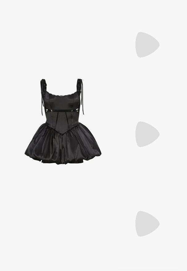 Mini-robe en satin noir avec jupe bouffante, corsage ajusté, encolure ornée de dentelle, bretelles réglables avec œillets métalliques et liens en ruban.; Sweat à capuche rouge en maille torsadée avec fermeture éclair, manches longues, poignets et ourlet côtelés, présenté sur fond blanc.; Baskets basses rouges avec un motif "N" doré métallisé, lacets noirs et semelle marron, vues de profil sur fond blanc.; Sac à main en cuir verni noir avec une forme incurvée, une bandoulière, des poches avant et des accents en métal argenté.