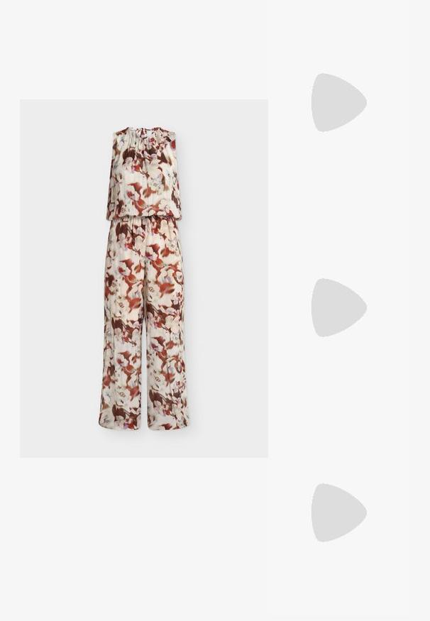 Mouwloze jumpsuit met bloemenprint, wijde pijpen, elastische taille en een mix van witte, bruine en rode bloemenpatronen op lichte stof.; Mouwloze gele blazer met een gekartelde kraag, een enkele knopenclosure en een getailleerde pasvorm. Zachte stof met een gladde textuur.; Roomkleurige sandalen met lage hak, enkelriempjes en een brede gedraaide band over de tenen, op een effen witte achtergrond.; Geel tote bag met een ruitpatroon, gemaakt van plastic. Voorzien van twee metalen handvatten en een logo-accent in het midden.