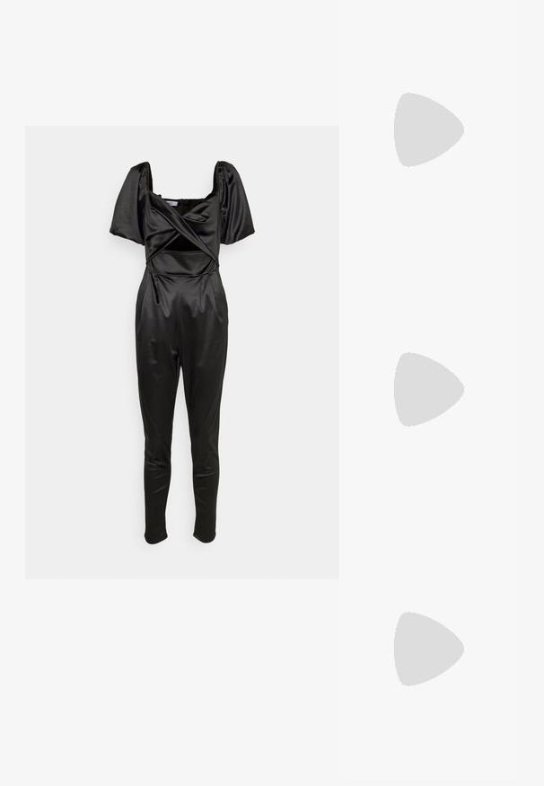 WAL G. BENNY - Combinaison - black; Sandale à talons hauts en cuir noir avec bout ouvert et bride au cheville. Présente une finition lisse, un accent doré près du talon, et un design cintré.; Pochette en métal argenté avec un design en maillage tissé, de forme rectangulaire, et une chaîne pour le transport. Texture lisse et finition polie.; Boucles d'oreilles en argent, de forme ronde lisse et finition polie. Les deux boucles d'oreilles sont de la même taille et disposent d'un mécanisme de fermeture sécurisé.