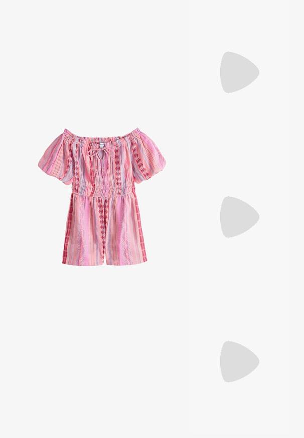 Roze meisjes romper met blote schouders, pofmouwen, elastische taille, strik aan de voorkant en verticale gestreepte geometrische patronen in rode en paarse tinten.; Blauwe rubberen teenslipper met gestructureerde zool en Y-vormige bandjes, afgebeeld tegen een effen witte achtergrond.; Bruine oversized rechthoekige zonnebril met dikke monturen en bijpassende getinte glazen, weergegeven tegen een witte achtergrond.; Kleine crèmekleurige geweven handtas met dikke handgreep en twee roze geknoopte kwastjes bevestigd met groene koordjes.